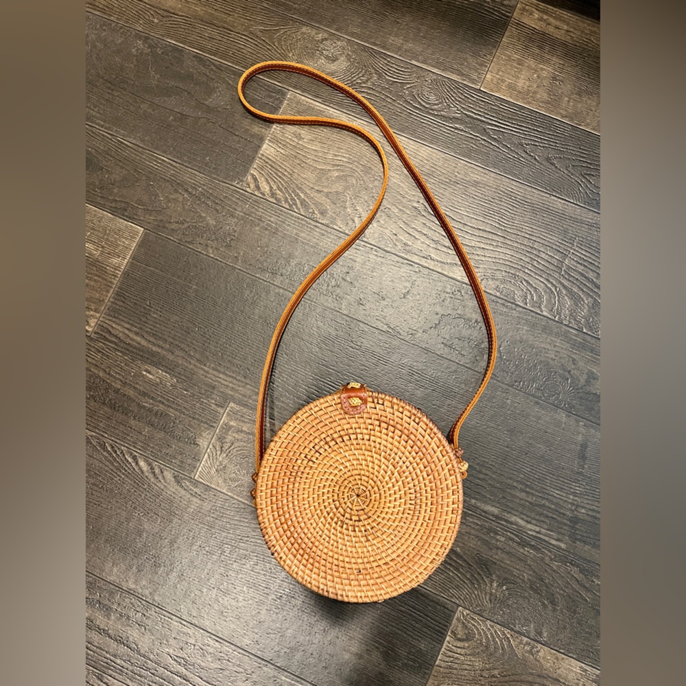 Round Woven Tan Crossbody Bag CUTE 🥰 Coastal Beachy